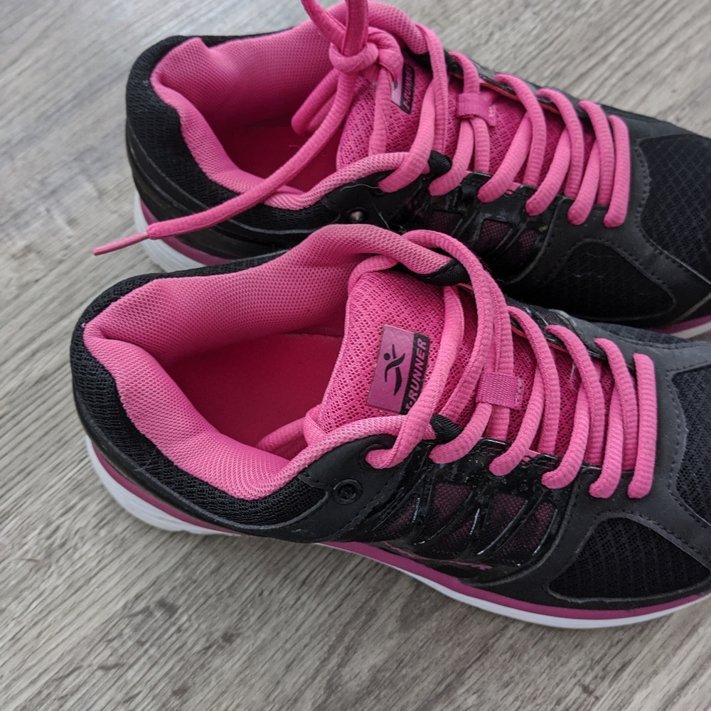 Tennis shoes
